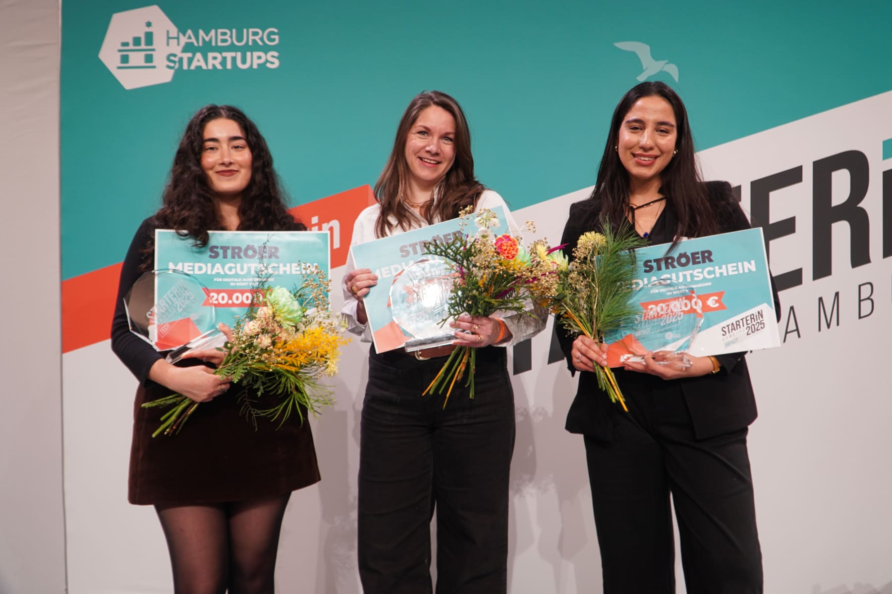 Die Gewinnerinnen der STARTERiN Hamburg 2025: Parnian Fazel von Biohugs, Yvonne Ramat von Voicestories und Sogol Kordi von myProtectify