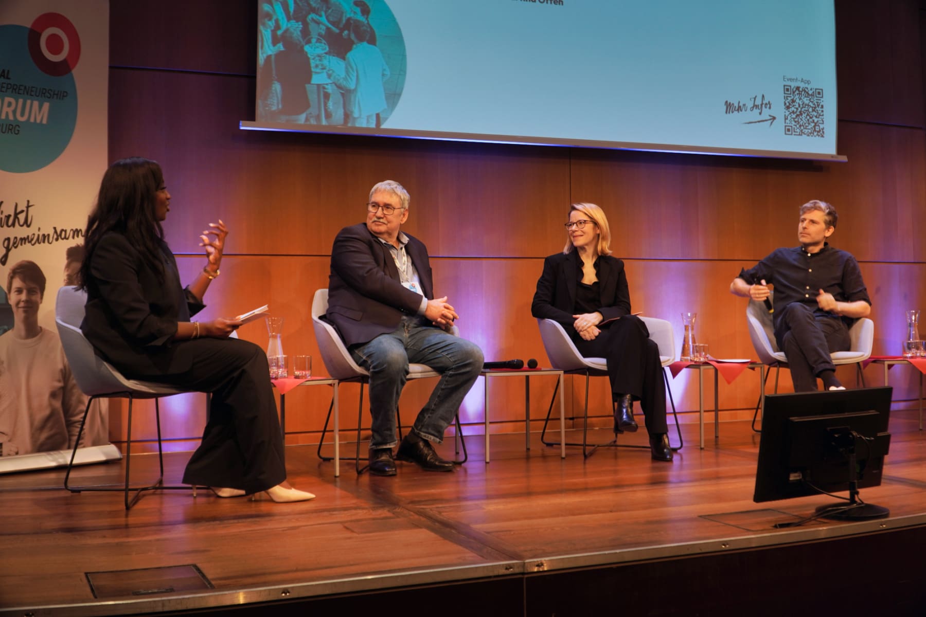 Das Eröffnungspanel mit Moderatorin Martina Offeh, Anfreas Richter (Abteilungsleiter Innovation und Cluster in der Behörde für Wirtschaft, Arbeit und Innovation),  Eva Nemela (Vorständin Körber-Stiftung) und Arnd Boekhoff (Vorstandsvorsitzender Social Entrepreneurship Allianz Hamburg)