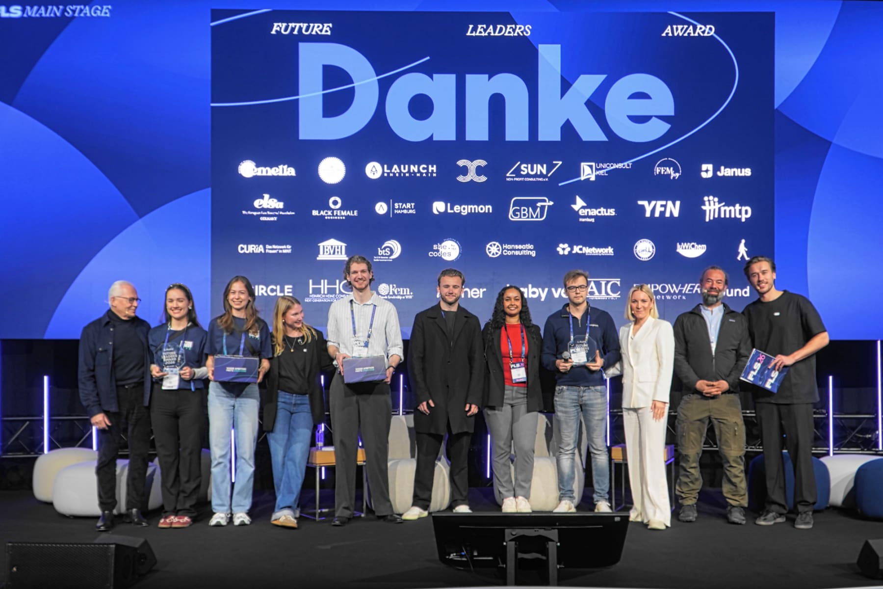 Rüdiger Grube (ganz links) war Pate der Future Leader Awards. Gewonnen hat Legmon, ein Verein, der Jugendliche aus schwierigen Verhältnissen unterstützt.