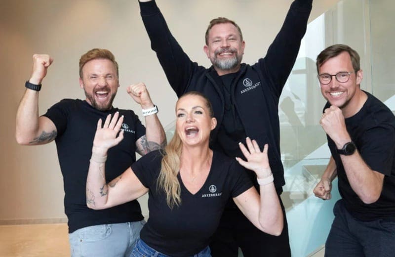 Stefan und Anne Lemcke sowie Timo Haas und Alexander Schwoch freuen sich über den Rückkauf. (Foto: Ankerkraut/Nela König)