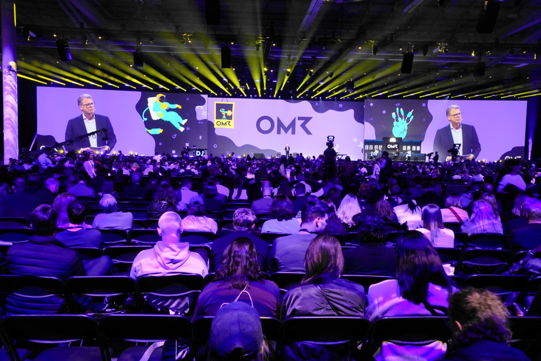 In die große Halle der Conference Stage, wo "State of the Internet" gleich zweimal über die Bühne ging, passen bis zu 7.000 Menschen. 