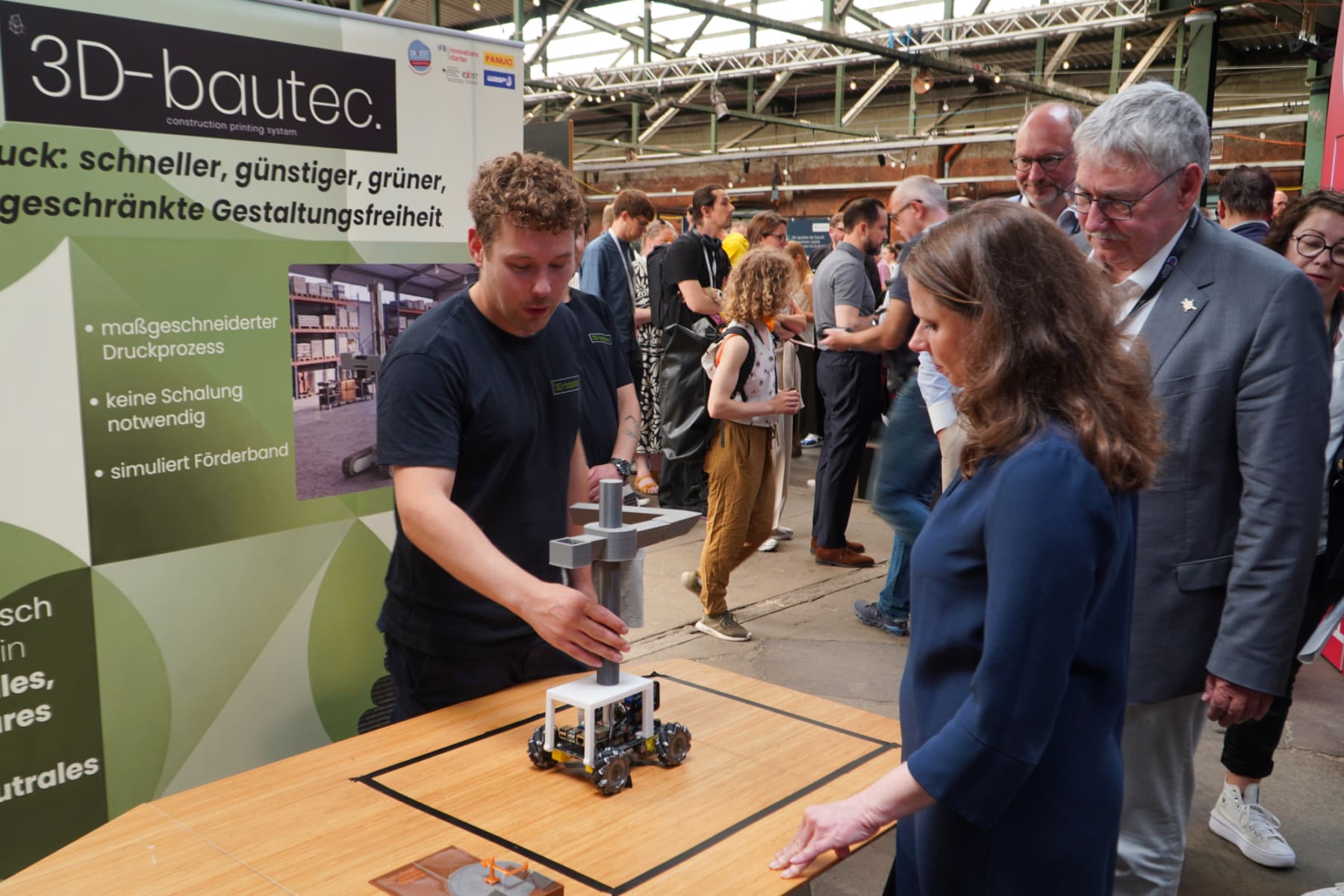 Bei ihrem Presserundgang besuchte Wirtschaftssenatorin Dr. Melanie Leonhard auch den Stand des Startups 3D-bautech.