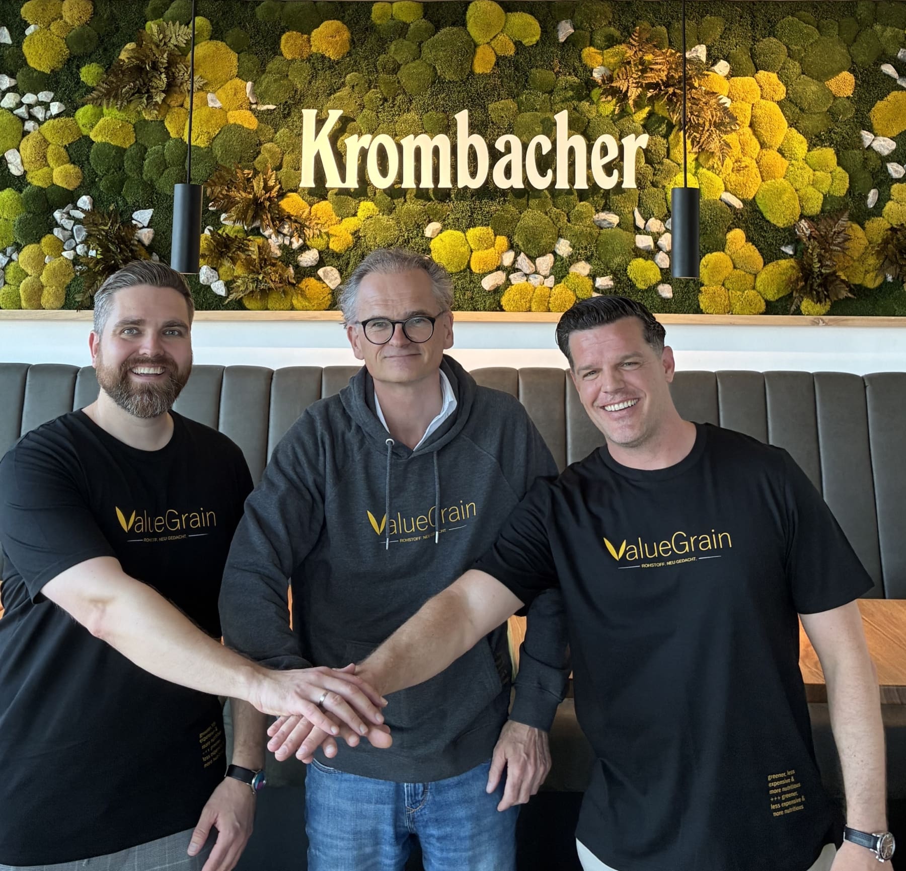 Tim Gräsing (CEO, links) und Janosch Thomsen (CCO, rechts) von ValueGrain mit Investor Bernhard Schadeberg.