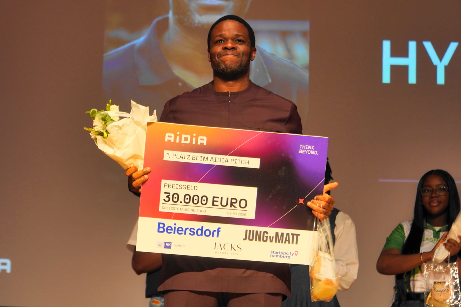 Darryl Mbolo von Hynovy mit dem symbolischen Siegerscheck
