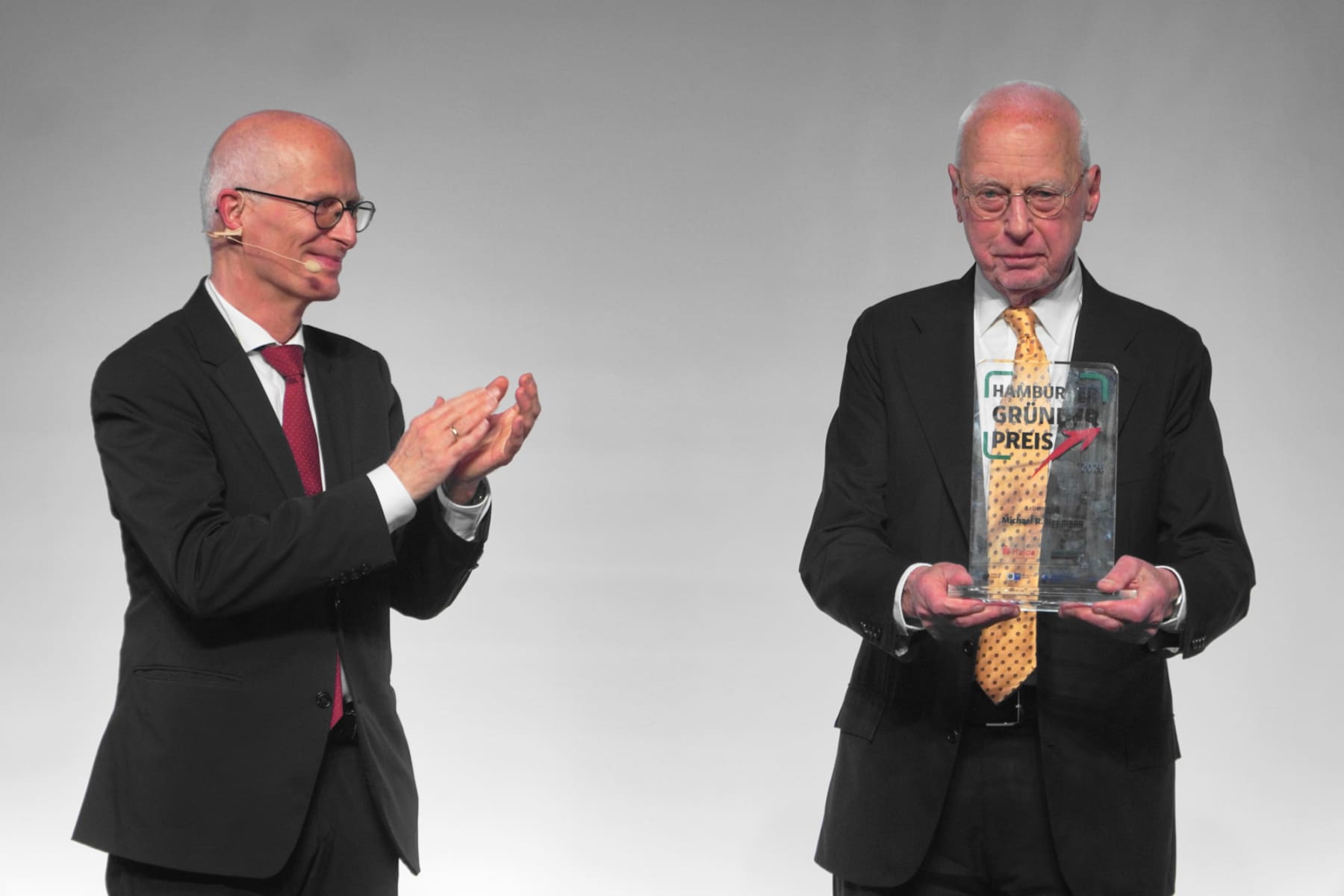 Hamburgs Erster Bürgermeister Dr. Peter Tschentscher applaudiert Michael R. Neumann