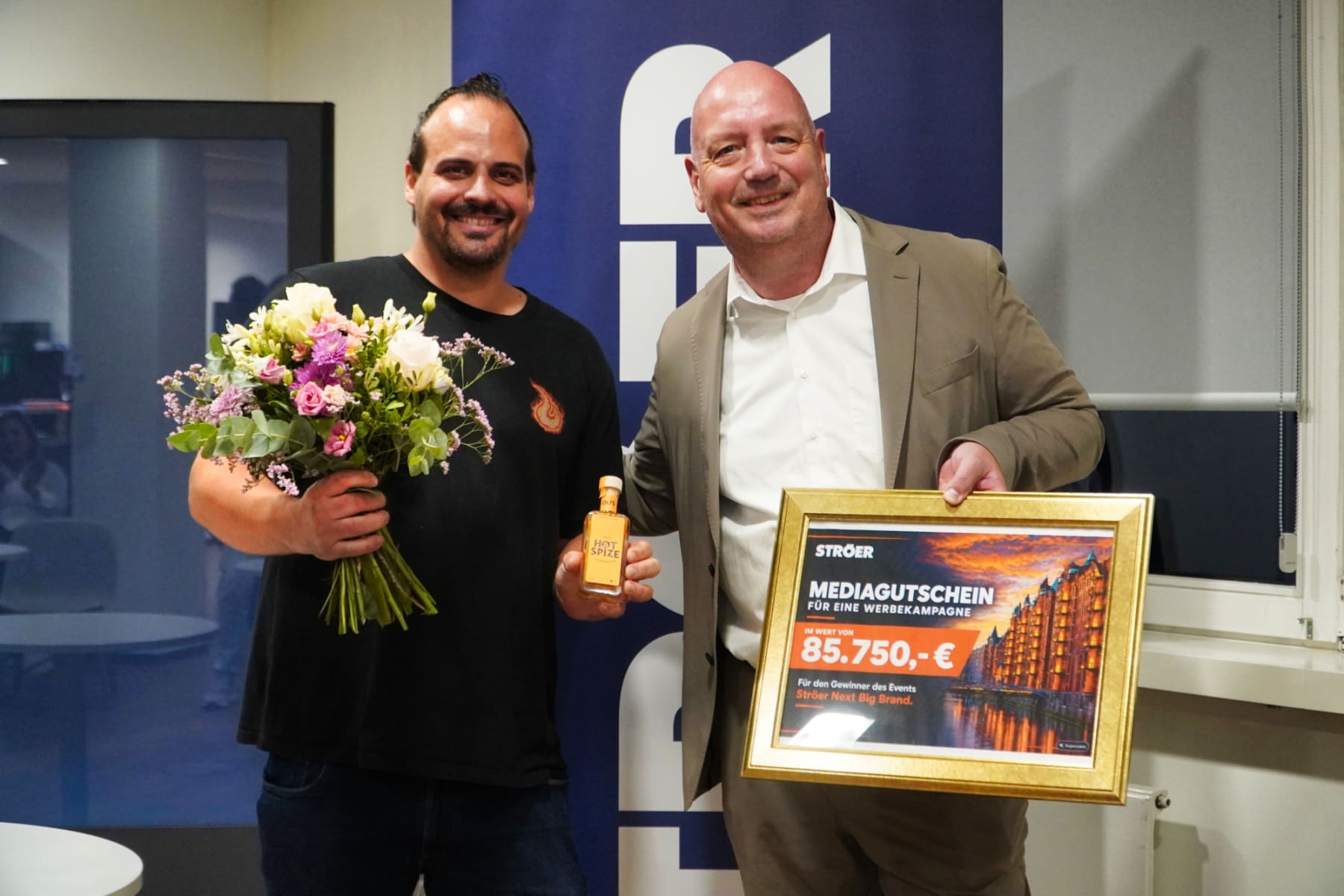 Oliver Kiurina von Olfs Hot Spize mit Peter Kükenshöner, Geschäftsführer bei Ströer Deutsche Städte Medien GmbH