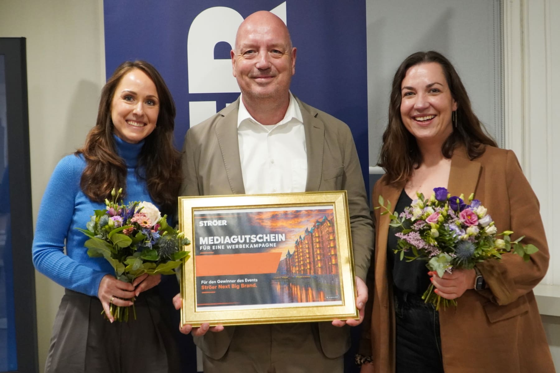 Julia Kiener und Joa Bürger, Gründerinnen von belong. cosmetics, mit Peter Kükenshöner